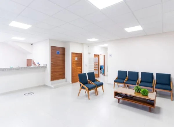 baie de apartament curățată complet, faianță albă fără pete de calcar